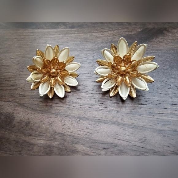 Vintage 1960s Sarah Conventry Enamel & Gold Water Lily Brooch & Clip Earrings - Picture 4 of 5